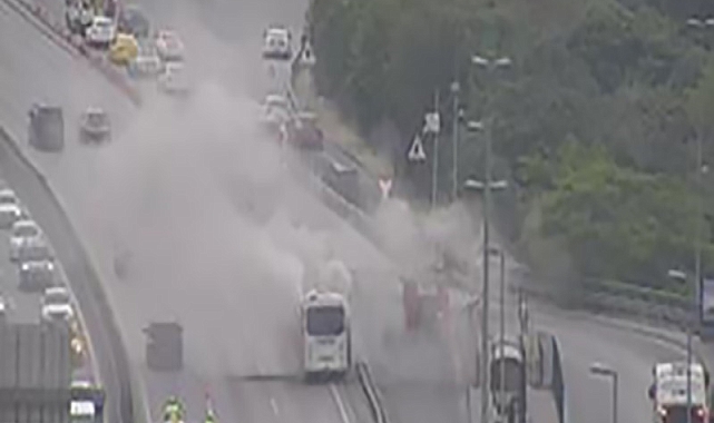 Yanan midibüs köprü trafiğini durdurdu