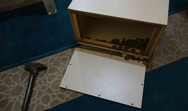 Yardım kasasını  çekiçle kıran hırsız 15 bin TL çaldı