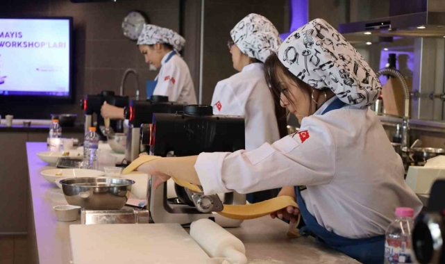 Yarışmada dereceye giren genç aşçı adayları İstanbul&#039;da akademik eğitim aldı