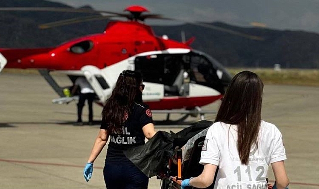 Yaşlı hasta için, Ambulans helikopter havalandı