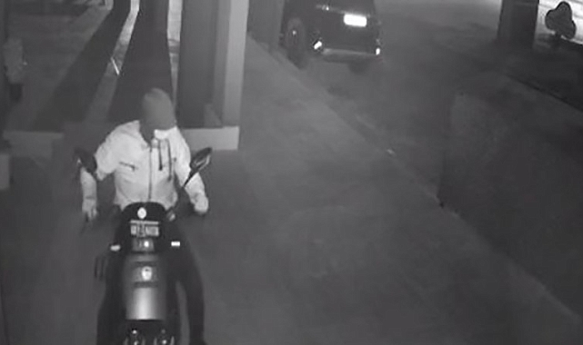 Yayın yapan muhabirin motosikleti çalındı