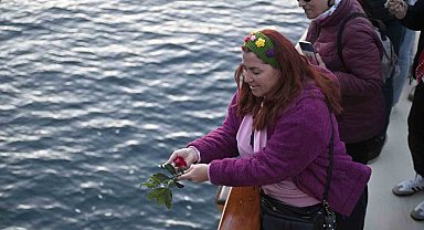 Yazılan dilekler, Akdeniz'in mavi sularına bırakıldı