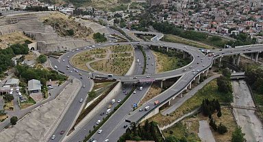 Yeşildere Köprülü Kavşağı, güzergahı kullanan sürücülere 'Survivor'u yaşatıyor