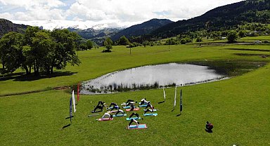 Yılda sadece 2 ay ortaya çıkan göl, ziyaretçi akınına uğruyor