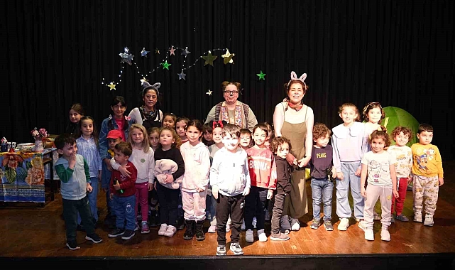 &quot;Yıldız Kampı&quot; eğlenceli bir tiyatro gösterisini çocukların beğenisine sundu