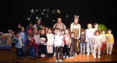 "Yıldız Kampı" eğlenceli bir tiyatro gösterisini çocukların beğenisine sundu