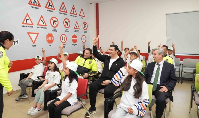 Yılmaz, geleceğin şoförleriyle buluştu