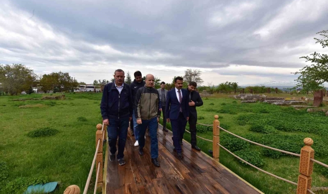 YÖK Başkanı Özvar Bitlis&#039;te tarihi mekanları gezdi