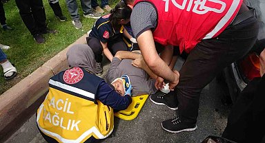 Yol kenarındaki arkadaşına bakarken otomobile arkadan çarptı