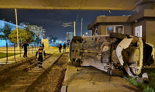 Yolcu treni ile çarpışan otomobil devrildi