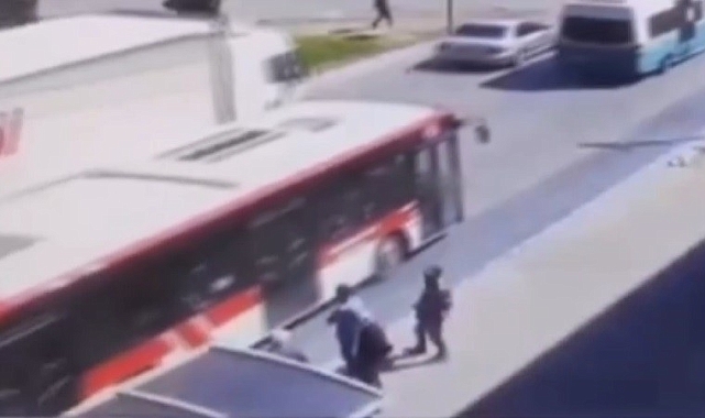 Yolun karşısına geçmek isteyen kadın, trenin altında kaldı