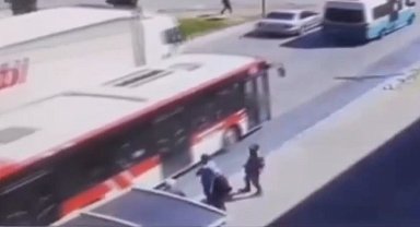 Yolun karşısına geçmek isteyen kadın, trenin altında kaldı