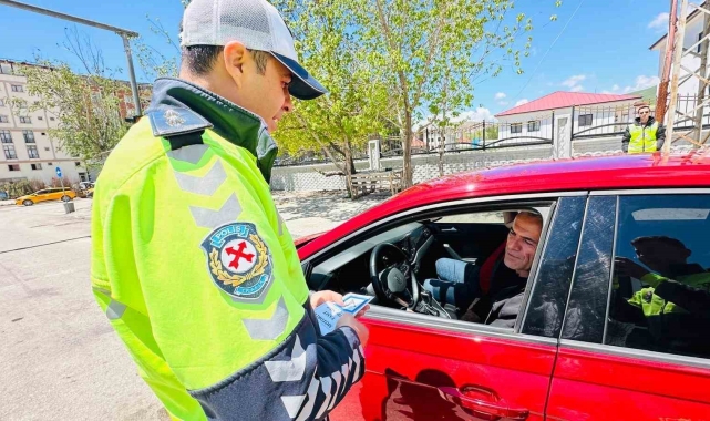 Yüksekova&#039;da sürücüler trafik testinden geçti