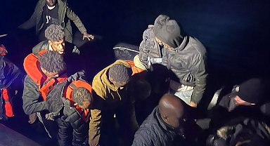 Yunanistan'ın Türk kara sularına geri itilen 39 düzensiz göçmen kurtarıldı