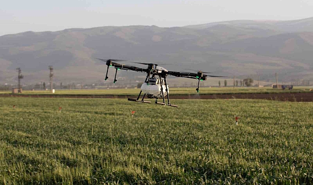 Zirai ilaçlama dronları ile üreticilerin iş yükü hafifleyerek