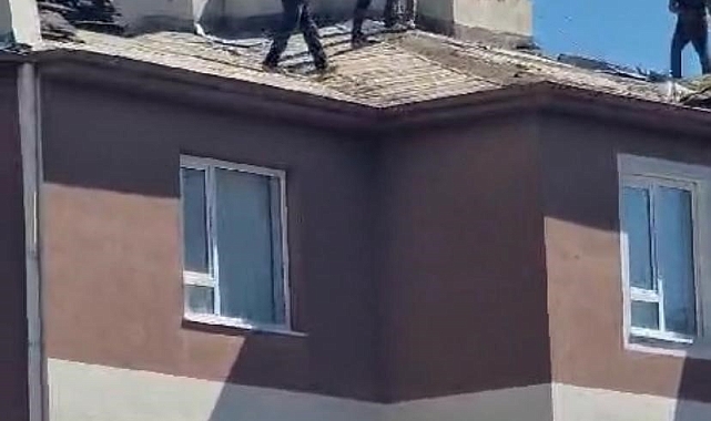10 katlı binada çatı tamiri yapan işçiler, hiçbir güvenlik önlemi almadan çalıştı