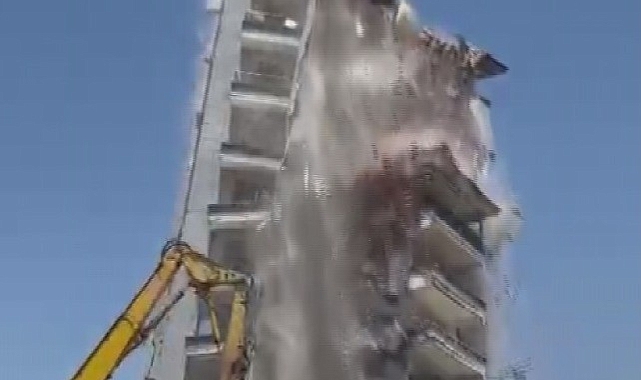 10 katlı hasarlı bina yerle bir oldu