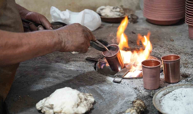 100 dereceyi bulan ateş ocağında bakır kalaycısının zorlu mesaisi