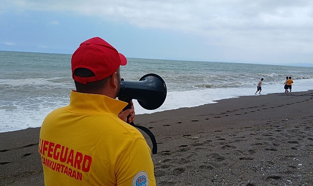 2 gün denize girmek yasaklandı cankurtaranlar, megafonla uyarı yapıyor