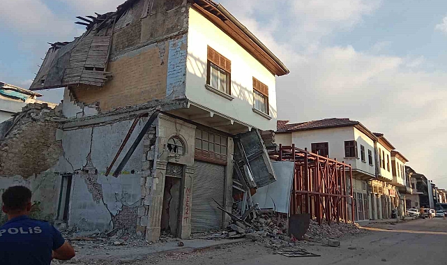 2 katlı hasarlı bina çöktü