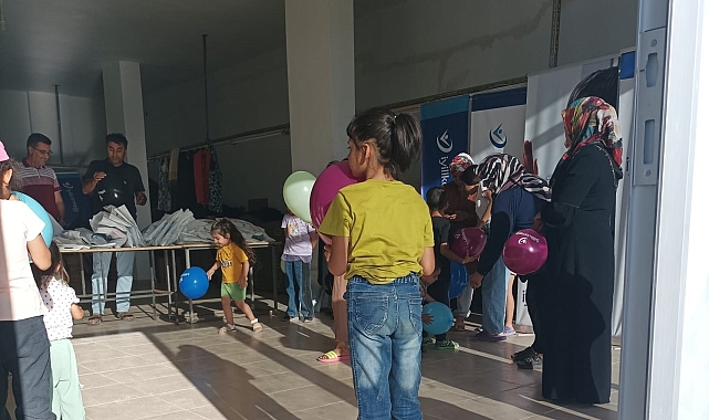 200 Yardıma muhtaç kız çocuğu, bayram öncesi giydirildi