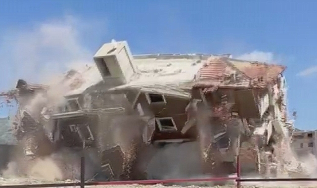 6 katlı bina, kağıt gibi yerle bir oldu