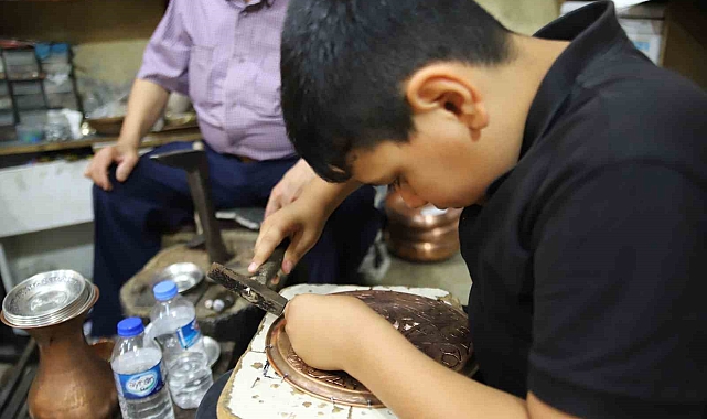60 yıldır yaptığı bakırcılığı, torunu ile yaşatmaya çalışıyor