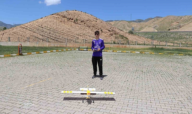 9. sınıf öğrencileri Model uçak yaptı