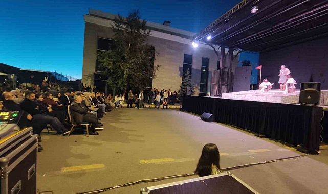 Açık havada sahnelenen &quot;Midas&#039;ın Kulakları&quot; adlı tiyatro büyük ilgi gördü