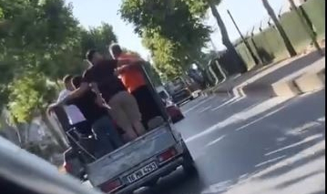 Açık kasa kamyonetiyle tehlikeli yolculuk yapan sürücüye ceza kesildi