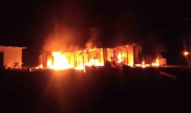 Adıyaman&#039;ın Gölbaşı İlçesinde Şantiye Alanındaki Konteynerler Yandı