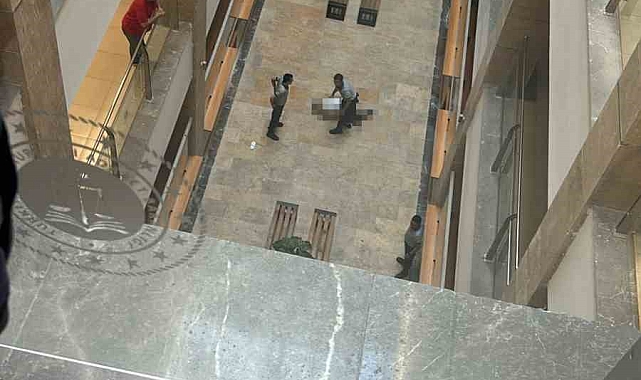 Adliyenin 3&#039;üncü katından merdiven boşluğuna atlayarak intihar etti