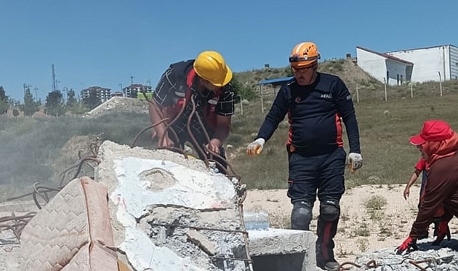(AFAD) Elazığ&#039;da depremde arama kurtarma eğitimi verdi