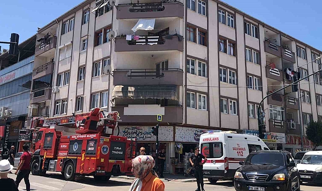 Ağabeyini bıçakladı, kendini balkona kilitledi