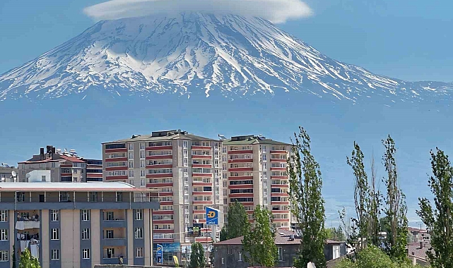 Ağrı Dağı zirvesini mercek bulutu süsledi