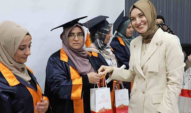 Ağrı&#039;da anneler okuma yazmayı öğrendi, mezuniyet töreniyle kutlandı