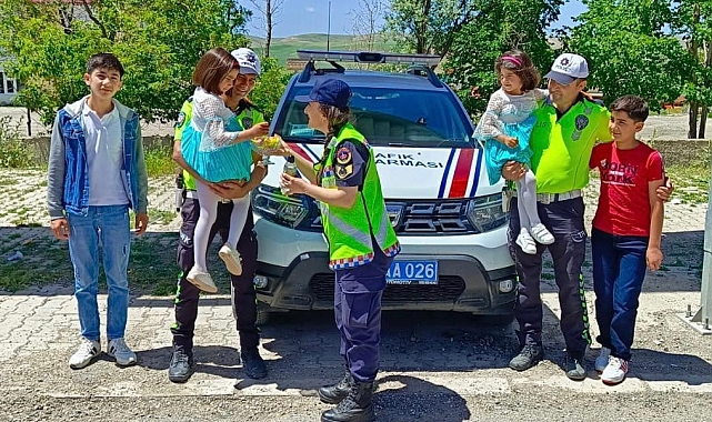Ağrı&#039;da jandarmadan bayram trafiğinde çocuklara çikolatalı sürpriz
