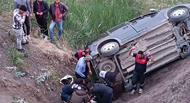 Ağrı'da otomobil uçuruma yuvarlandı: 4 yaralı