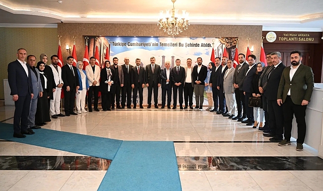 AK Parti Erzurum İl Başkanı, Vali Çiftçi &#039;ye plaket takdim etti