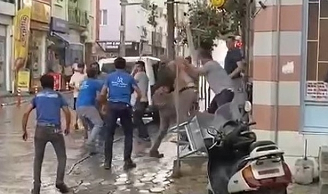 Akrabalar, sokak ortasında sopalı silahlı kavga etti