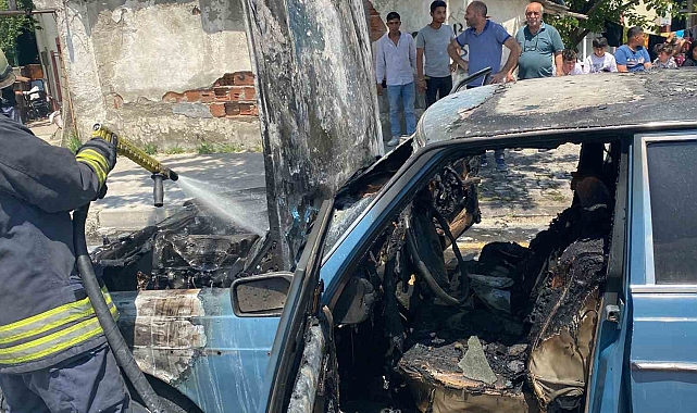 Alev alan otomobil kullanılamaz hale geldi