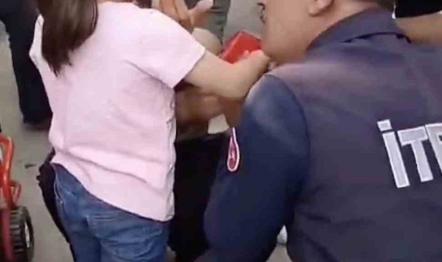 Alışveriş için markete giden küçük çocuğun parmağı market arabasına sıkıştı