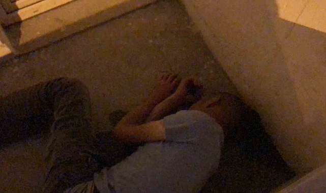 Alkollü şahıs sağlık ocağı balkonunda sızıp kaldı