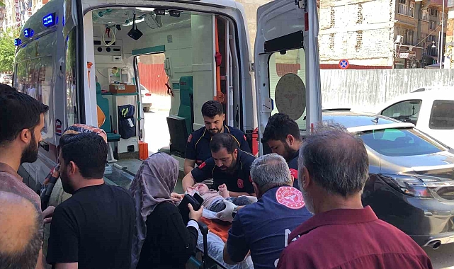 Annesiyle karşıya geçmeye çalışan çocuğa otomobil çarptı