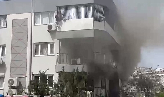 Apartmanda çıkan yangında balkonda mahsur kalan kadın, kedisini balkondan aşağıya attı