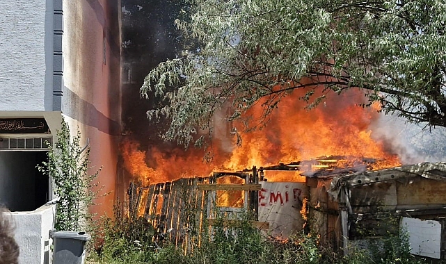 Apartmanın altında bulunan tandırdan alevler yükseldi