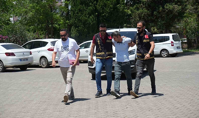 Arkadaşını eski sevgilisinden korumak isterken göğsünden bıçaklandı