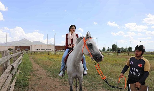 Atatürk Üniversitesi, misafir öğrenciler ile gönül bağını güçlendirmeye devam ediyor