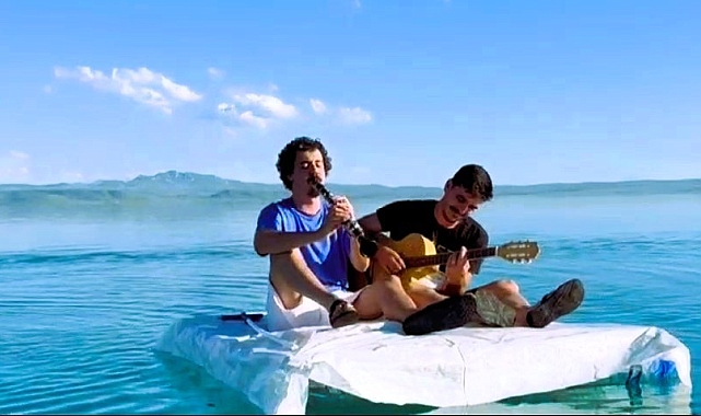 Atık malzemelerden yaptıkları salla Van Gölü&#039;nün ortasında konser verdiler
