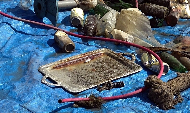 Atıkları denize değil çöpe atın mesajı